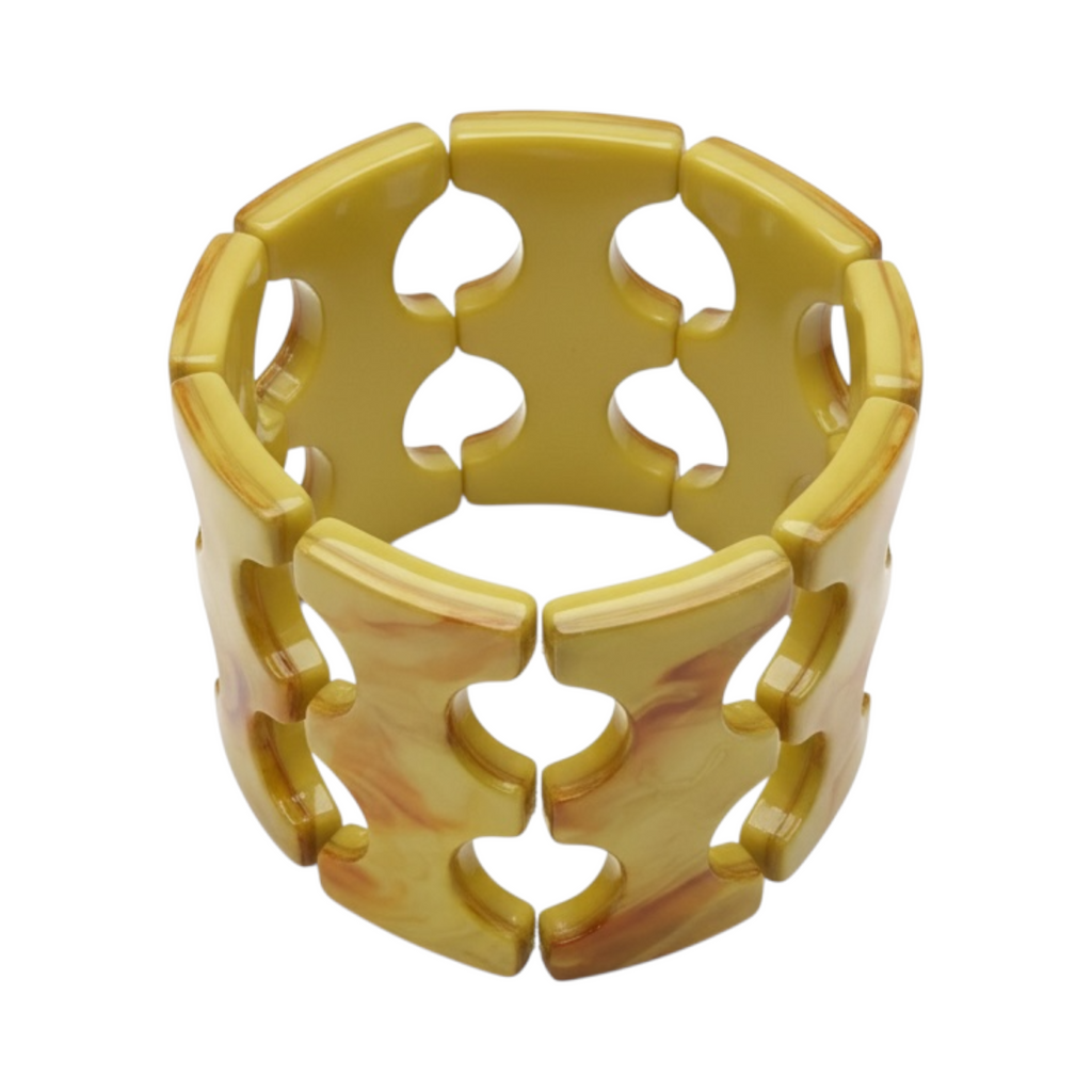 Pulsera ARENA de La Mariposa, color amarillo, con diseño calado de piezas geométricas. Vista en perspectiva.