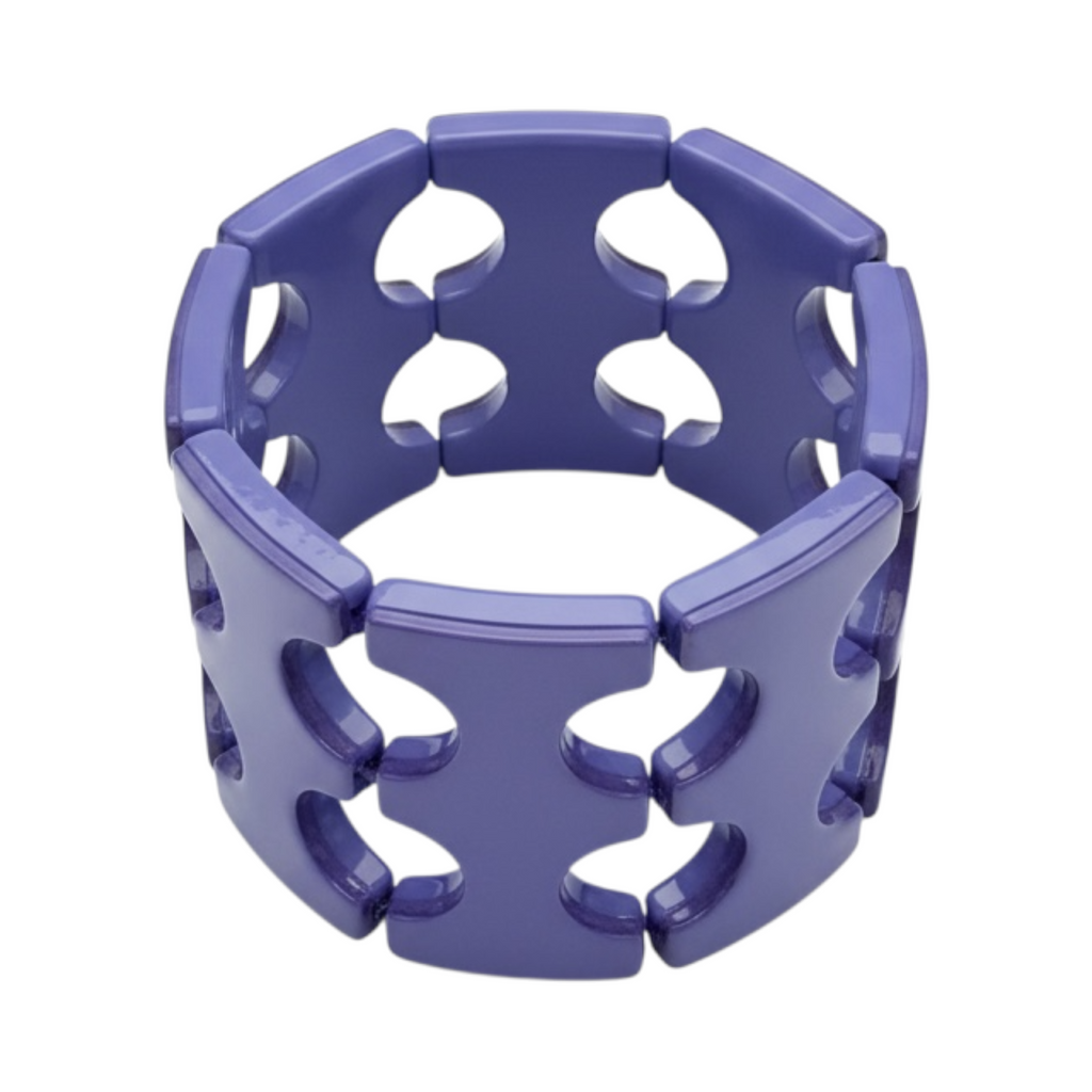 Pulsera ARENA de La Mariposa, color lila, con diseño calado de piezas geométricas. Vista en perspectiva.