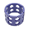 Pulsera ARENA de La Mariposa, color lila, con diseño calado de piezas geométricas. Vista en perspectiva.