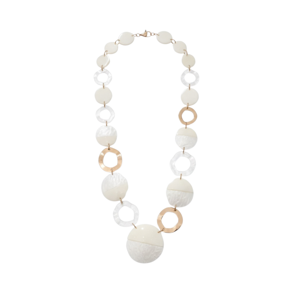 Collar AURORA de La Mariposa, color blanco, con piezas circulares y aros de acabado dorado. Vista frontal.