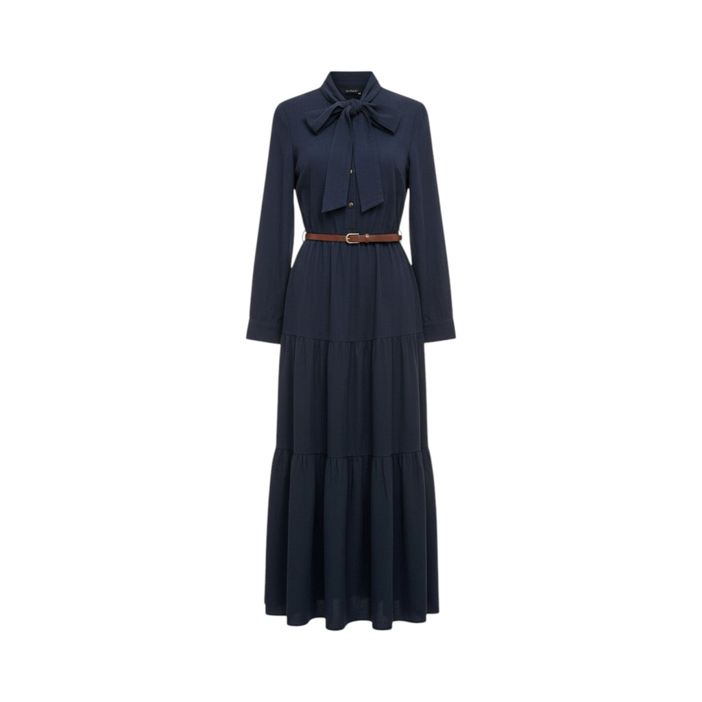 Vestido camisero largo BENEVENTO de La Mariposa en azul marino, con manga larga, lazada al cuello, botones delanteros y cinturón marrón. Vista frontal.