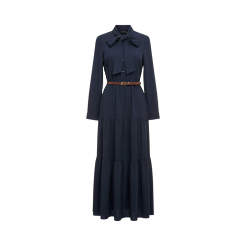 Vestido camisero largo BENEVENTO de La Mariposa en azul marino, con manga larga, lazada al cuello, botones delanteros y cinturón marrón. Vista frontal.