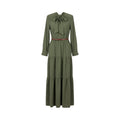 Vestido camisero largo BENEVENTO de La Mariposa en verde oliva, con manga larga, lazada al cuello, botones delanteros y cinturón marrón. Vista frontal.