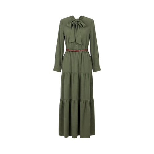 Vestido camisero largo BENEVENTO de La Mariposa en verde oliva, con manga larga, lazada al cuello, botones delanteros y cinturón marrón. Vista frontal.