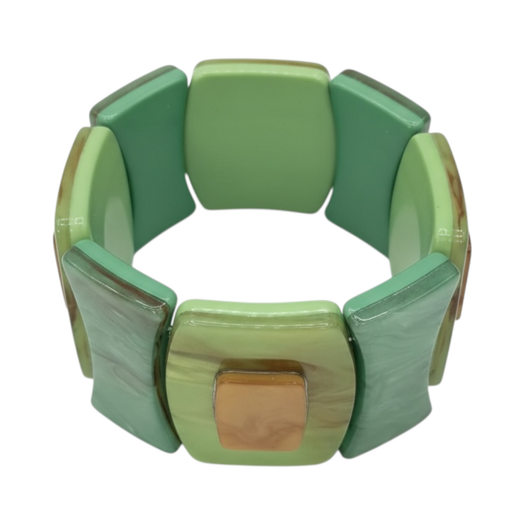 Pulsera BOHO de La Mariposa, color verde, con piezas rectangulares y detalle central. Vista en perspectiva.