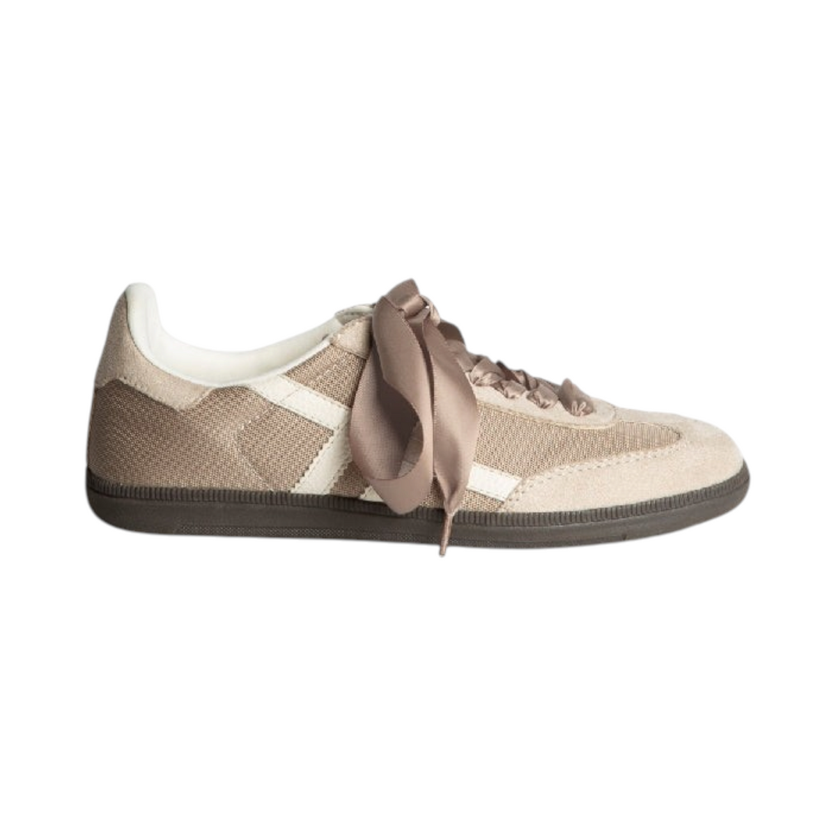 Zapatilla Corina GAZANIA de La Mariposa, variante Beige, con lazada. Vista lateral.