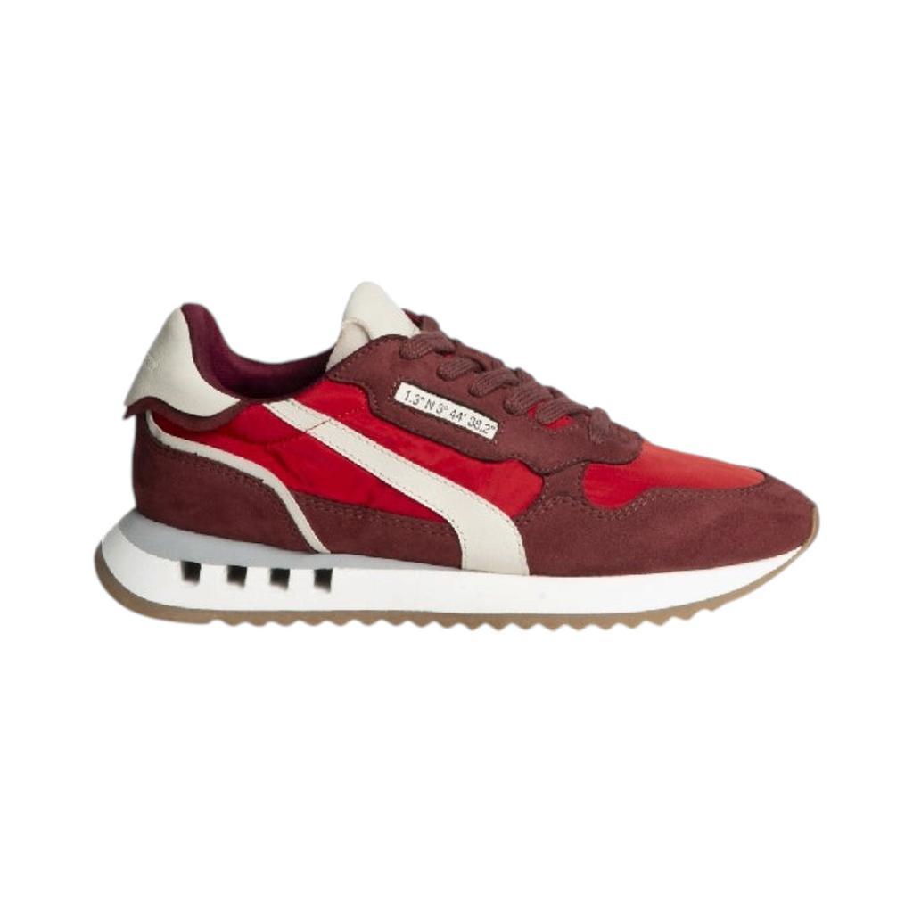 Zapatilla Corina JASMIN de La Mariposa, variante rojo, con cordones. Vista lateral.