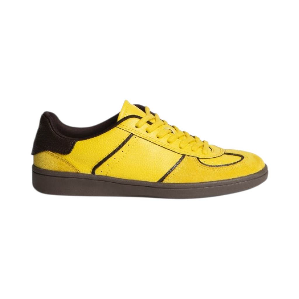 Zapatilla Corina KALMIA de La Mariposa, variante Amarillo, con cordones. Vista lateral.