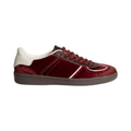 Zapatilla Corina KALMIA de La Mariposa, variante Granate, con cordones. Vista lateral.