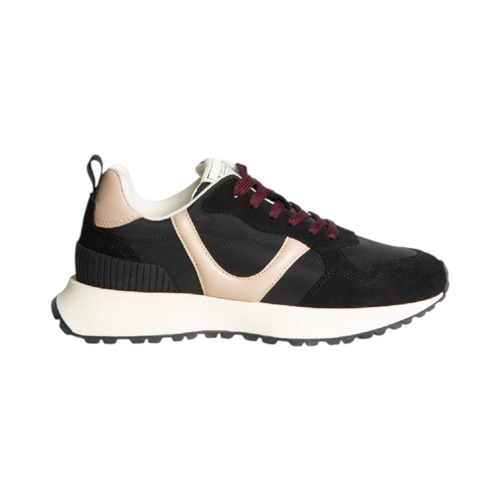 Zapatilla Corina LILAC de La Mariposa, variante Negro, con cordones. Vista lateral.