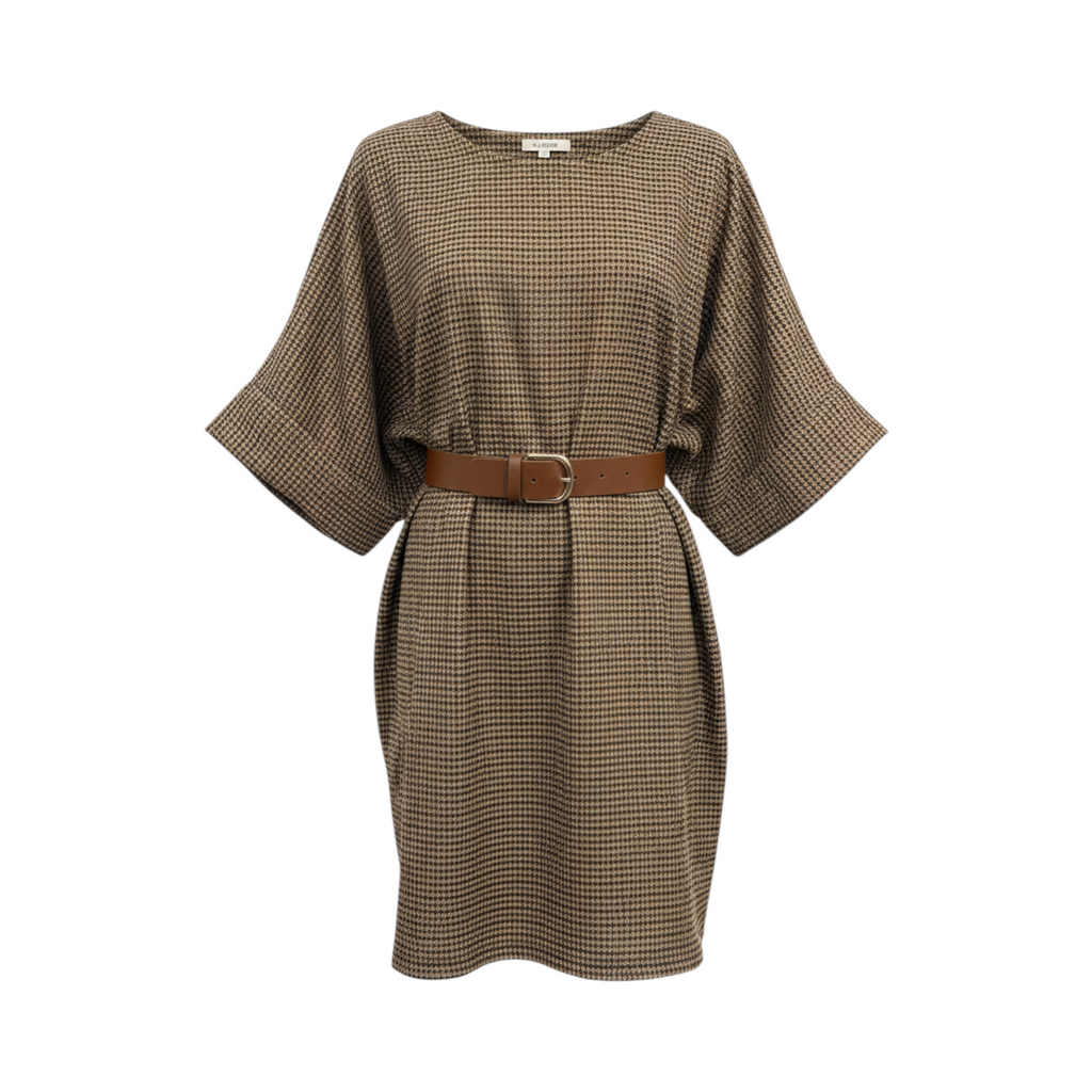 Vestido de cuadros tipo poncho con cinturón CUNEO de La Mariposa, color Cuadros marrones. Vista delantera.