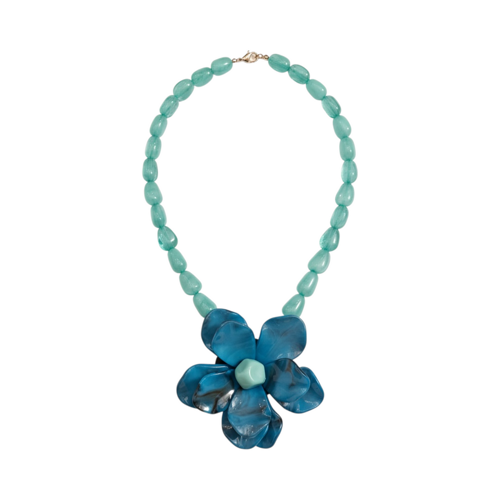 Collar FLOWER de La Mariposa, color azul, con cuentas y colgante en forma de flor. Vista frontal.