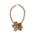 Collar FLOWER de La Mariposa, color beige, con cuentas y colgante en forma de flor. Vista frontal.
