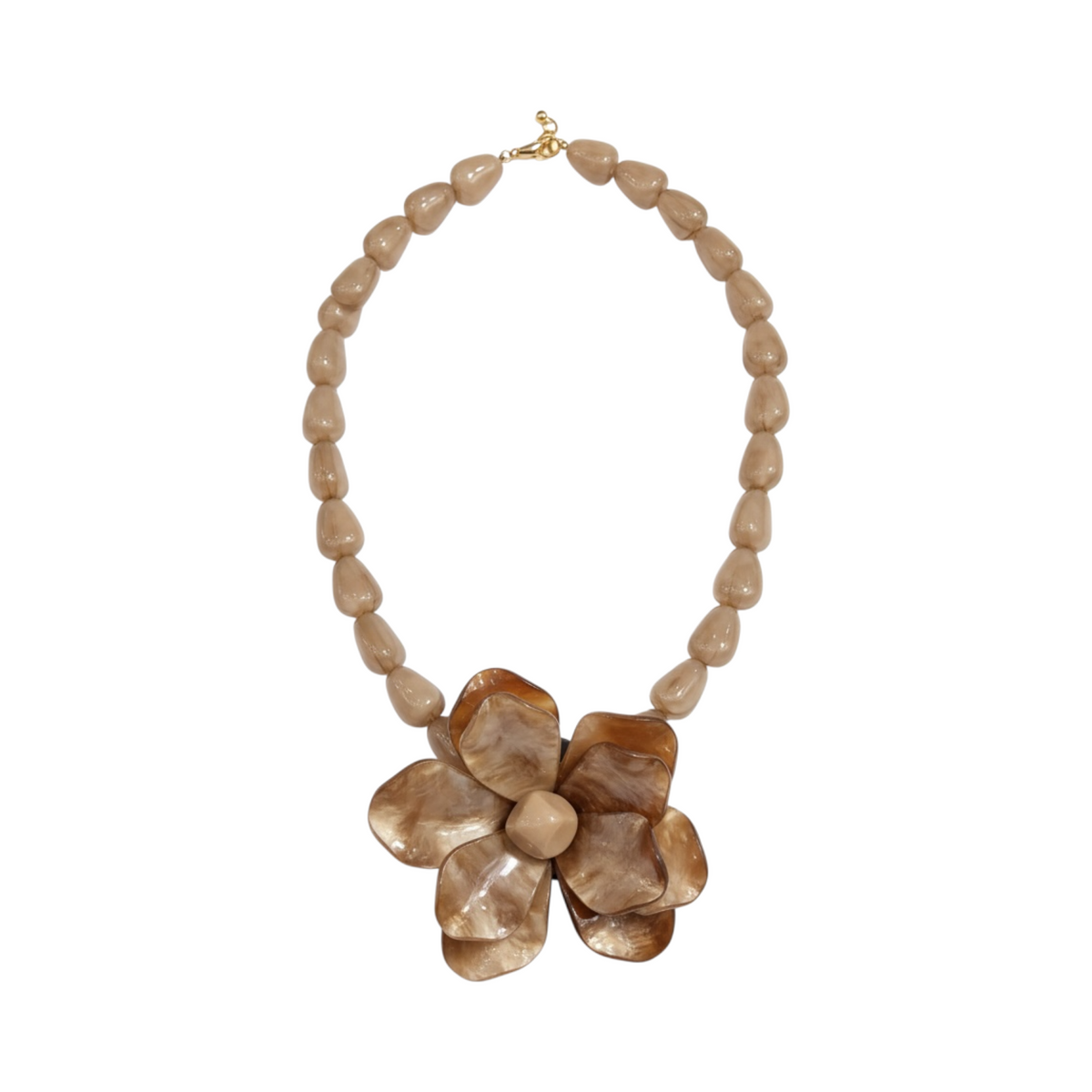 Collar FLOWER de La Mariposa, color beige, con cuentas y colgante en forma de flor. Vista frontal.