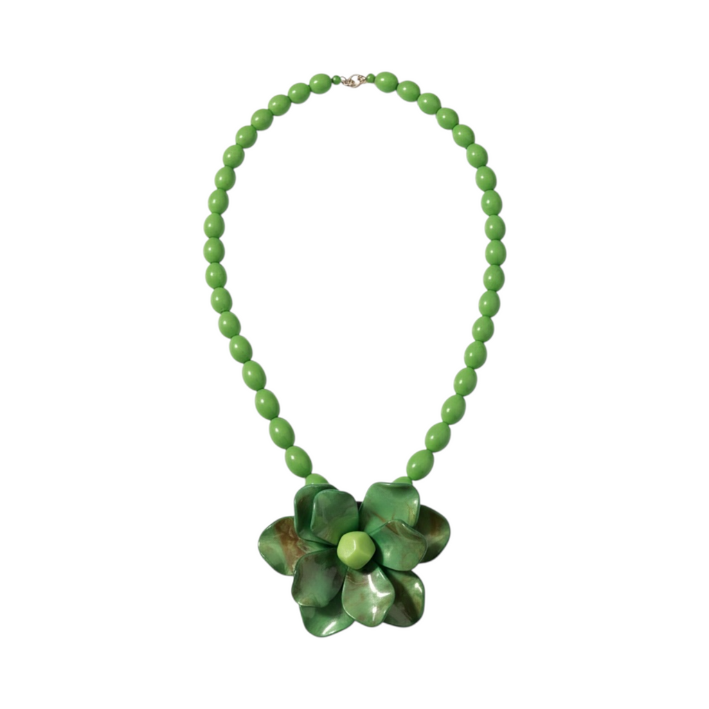 Collar FLOWER de La Mariposa, color verde, con cuentas y colgante en forma de flor. Vista frontal.