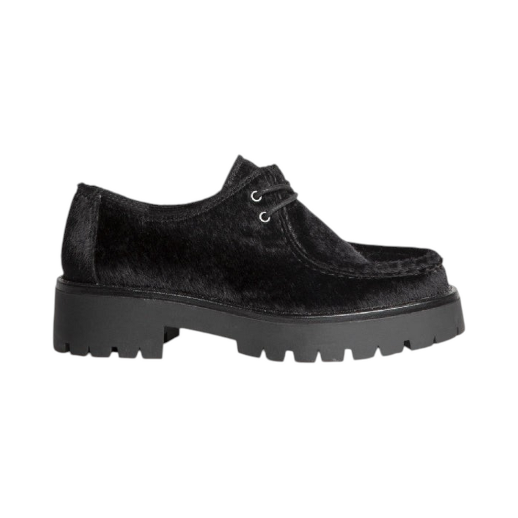 Zapato LANTANA de La Mariposa, color negro, con cordones y suela gruesa. Vista lateral.