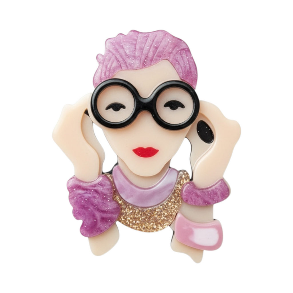 Broche LEONOR de La Mariposa, color lila, con figura de mujer con gafas y detalles brillantes. Vista frontal.