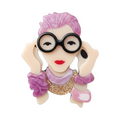 Broche LEONOR de La Mariposa, color lila, con figura de mujer con gafas y detalles brillantes. Vista frontal.