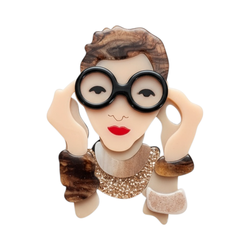 Broche LEONOR de La Mariposa, color marrón, con figura de mujer con gafas y detalles brillantes. Vista frontal.
