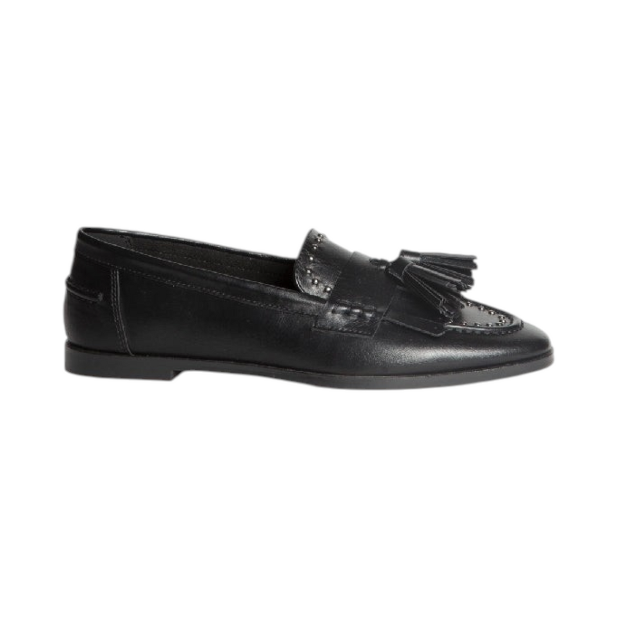 Mocasín LILIUM de La Mariposa, color negro, con borlas y detalles decorativos. Vista lateral.