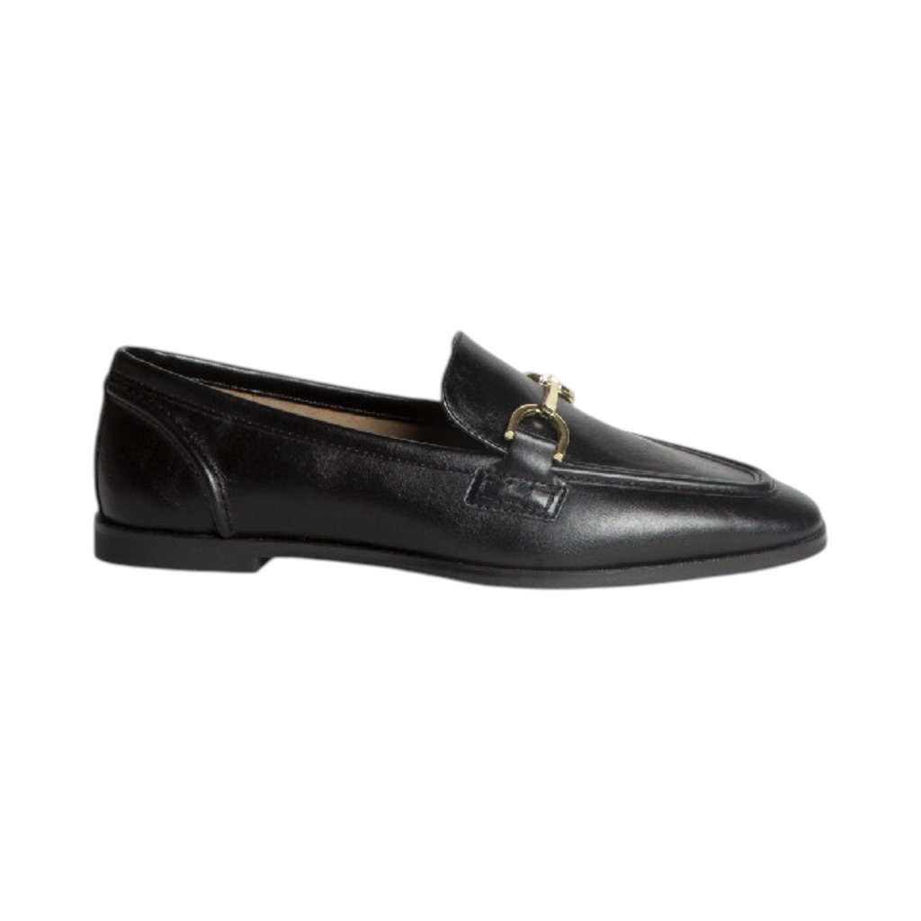 Mocasín LINARIA de La Mariposa, color negro, con adorno dorado en el empeine. Vista lateral.