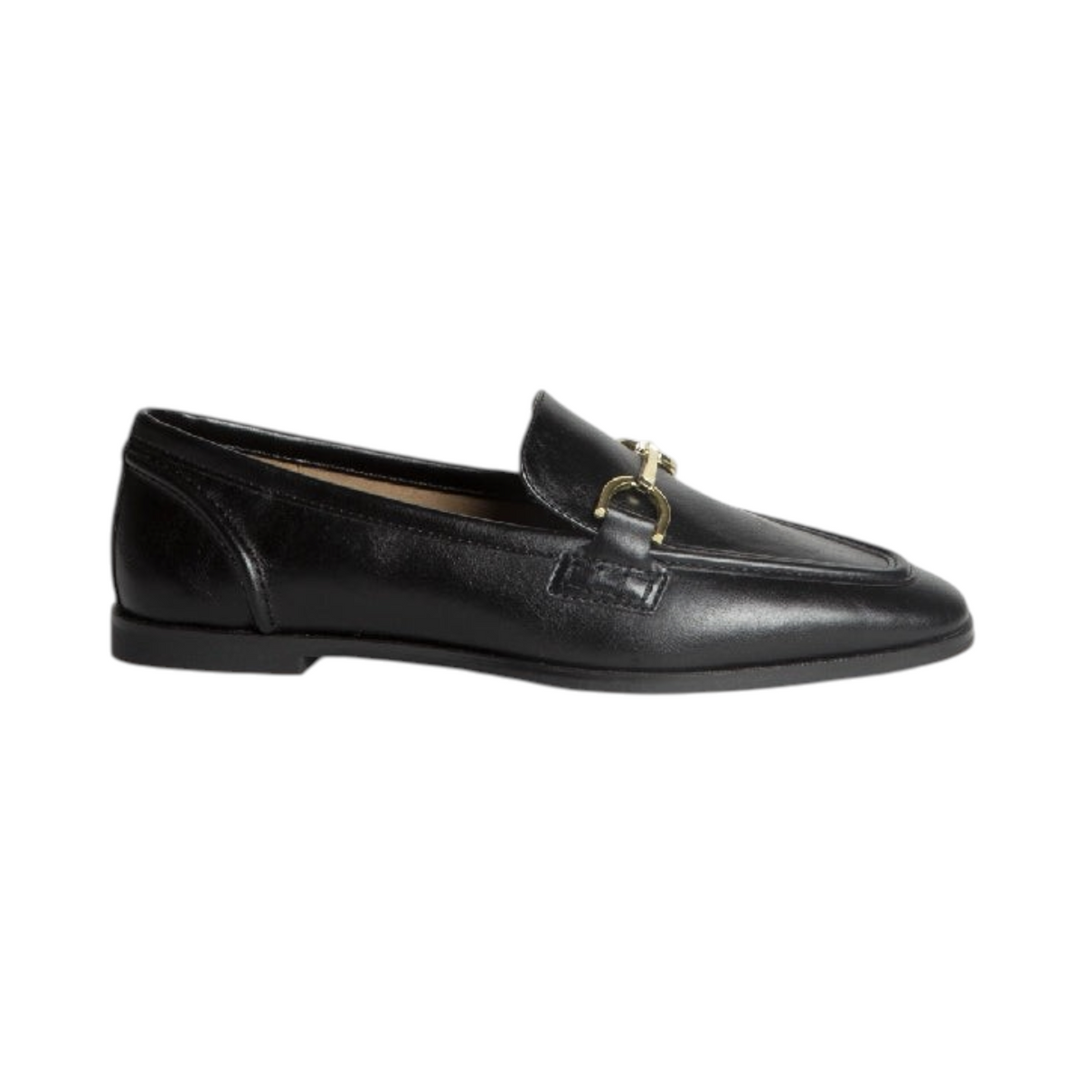 Mocasín LINARIA de La Mariposa, color negro, con adorno dorado en el empeine. Vista lateral.