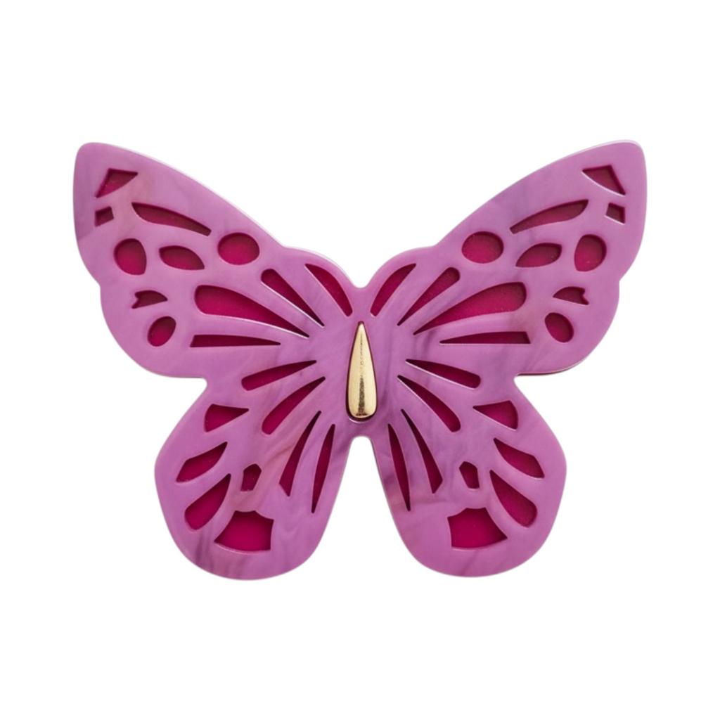 Broche MARIPOSA de La Mariposa, color rosa, con forma de mariposa y alas caladas. Vista frontal.