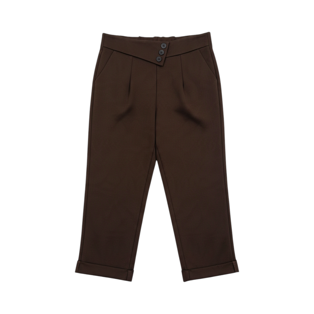 Pantalón tobillero con cintura de tres botones MODENA de La Mariposa, color Marrón. Vista delantera.