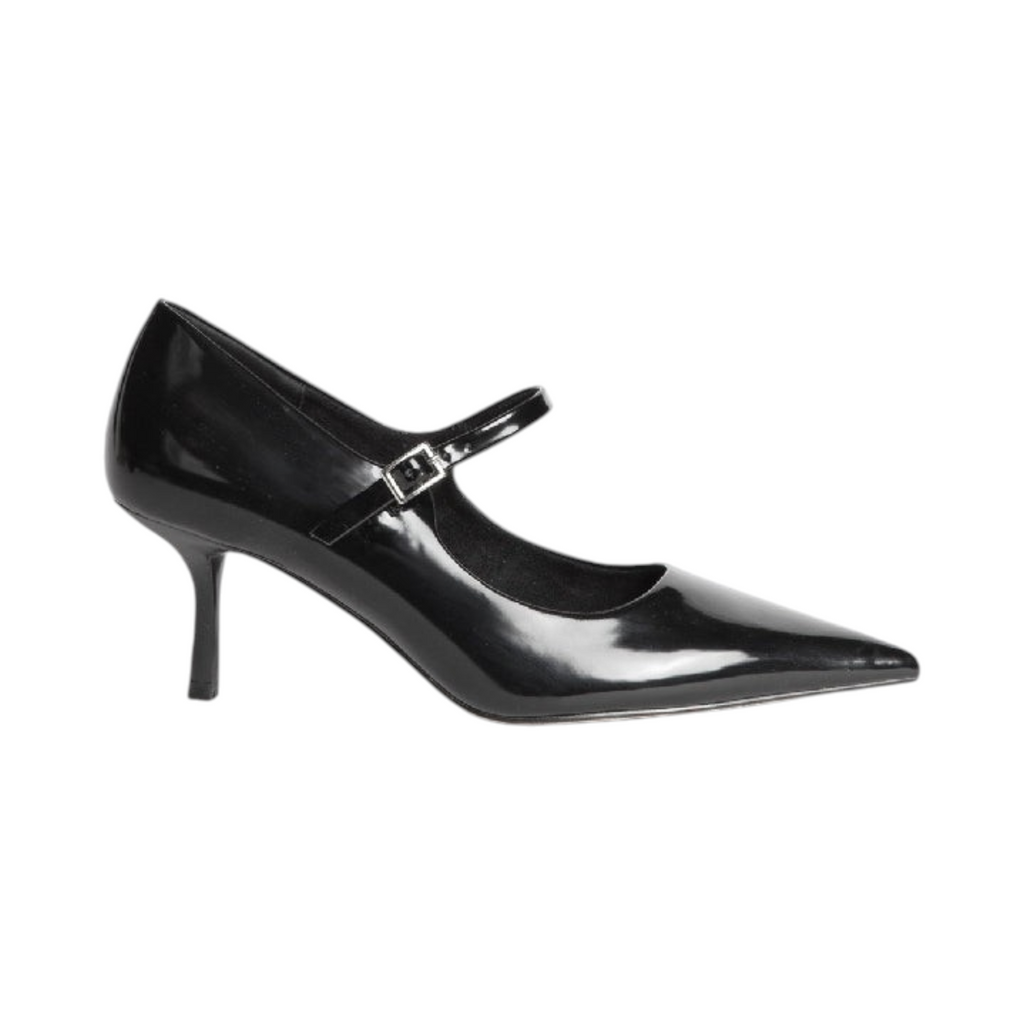 Zapato de tacón NERINE de La Mariposa, color negro, con acabado brillante, tira con hebilla y punta fina. Vista lateral.