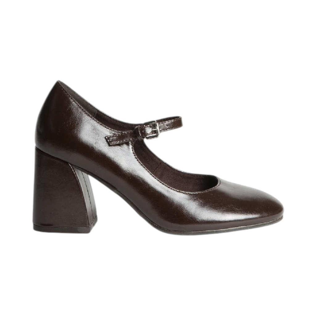Zapato de tacón NERIUM de La Mariposa, color granate, con tacón ancho y tira con hebilla. Vista lateral.