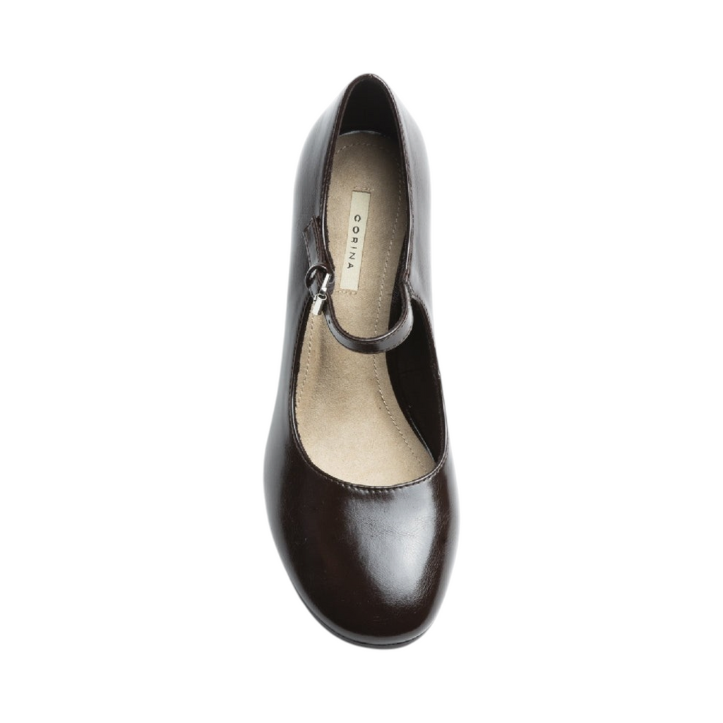 Zapato de tacón NERIUM de La Mariposa, color granate, con tacón ancho y tira con hebilla. Vista superior.