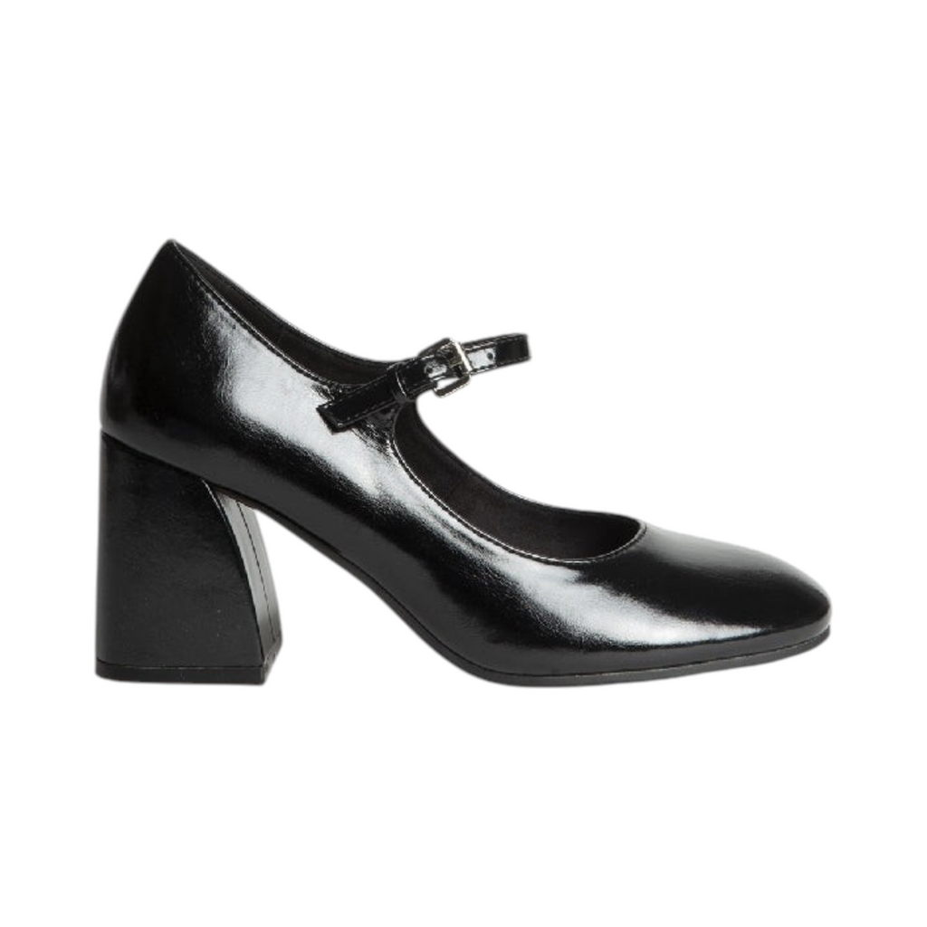 Zapato de tacón NERIUM de La Mariposa, color negro, con tacón ancho y tira con hebilla. Vista lateral.