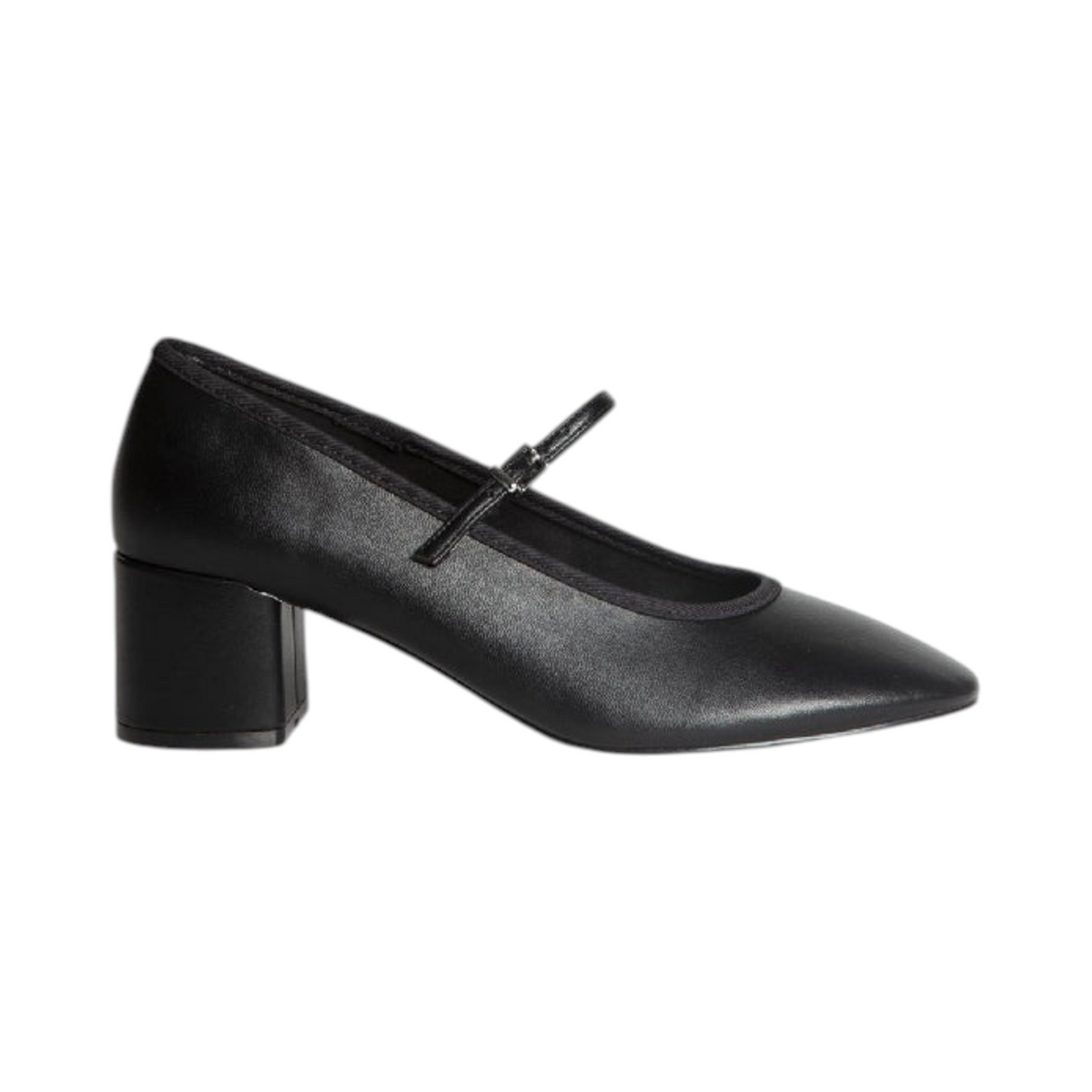 Zapato de tacón ORQUIDEA de La Mariposa, color negro, con tacón ancho y tira fina con hebilla. Vista lateral.