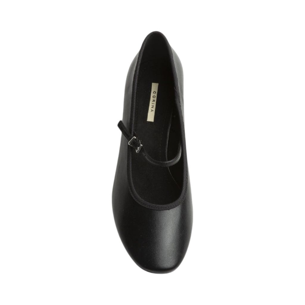 Zapato de tacón ORQUIDEA de La Mariposa, color negro, con tacón ancho y tira fina con hebilla. Vista superior.