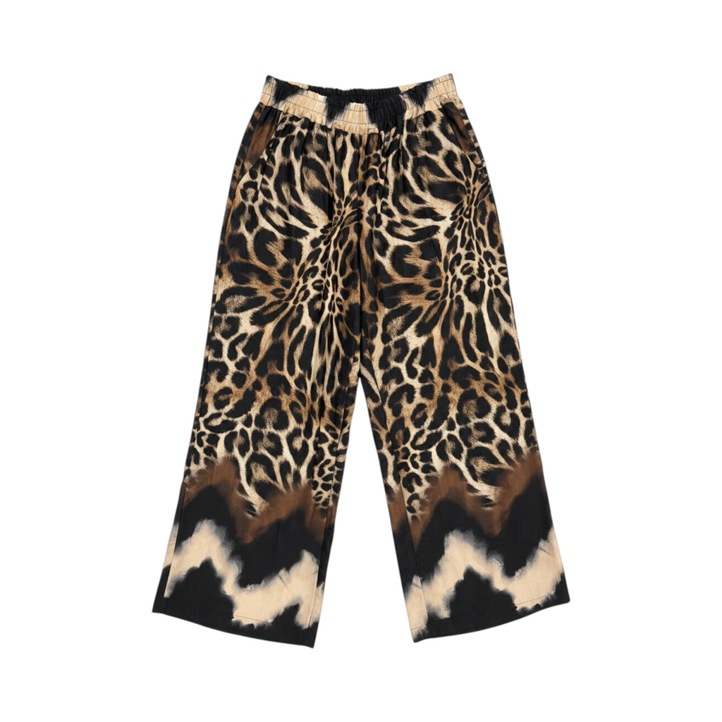 Pantalón fluido de pernera amplia PADUA de La Mariposa, color Animal print blanco y negro. Vista delantera.