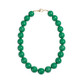 Collar PÉTALO de La Mariposa, color verde, con cuentas redondas y cierre de acabado dorado. Vista frontal.