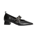 Zapato de tacón PRIMULA de La Mariposa, color negro, con punta fina y tira ancha con ojales y hebilla. Vista lateral.