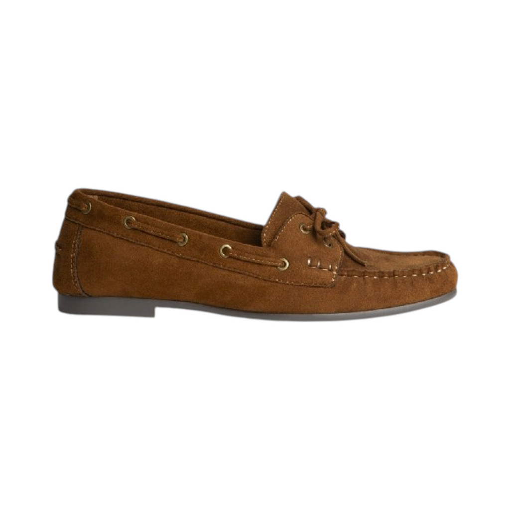 Zapato náutico SCILLA de La Mariposa, color camel, con cordones y costuras visibles. Vista lateral.