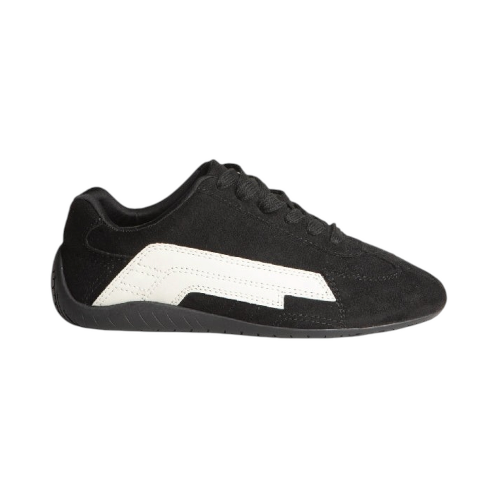 Zapatilla SEDUM de La Mariposa, color negro, con cordones y detalle lateral blanco. Vista lateral.