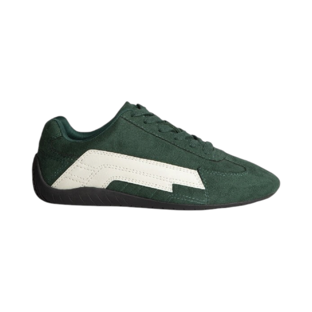 Zapatilla SEDUM de La Mariposa, color verde, con cordones y detalle lateral blanco. Vista lateral.