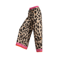 Pantalón SIENA de La Mariposa, color fucsia, con estampado de leopardo y bajo a contraste. Vista tres cuartos.