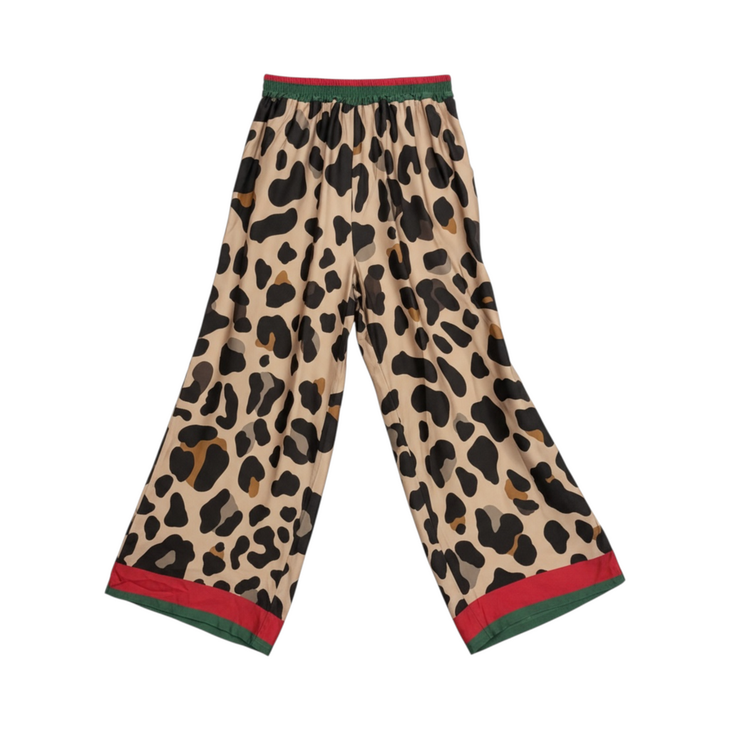 Pantalón SIENA de La Mariposa, color rojo, con estampado de leopardo y bajo a contraste. Vista frontal.