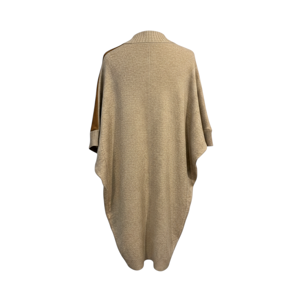 Vestido de punto con cuello alto y flor SONDRIO de La Mariposa, color Camel y beige. Vista trasera.