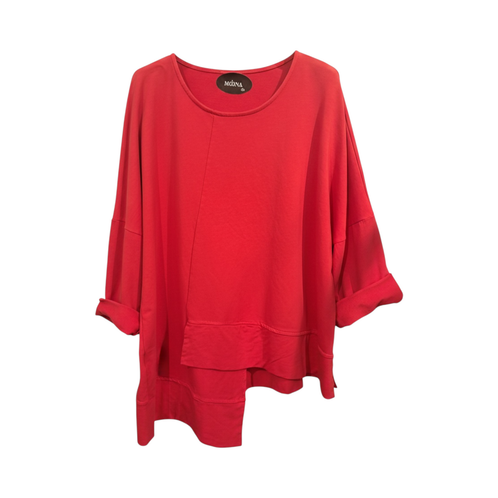 Camiseta SPOLETO de La Mariposa, color rojo, con cuello redondo y bajo asimétrico. Vista frontal.