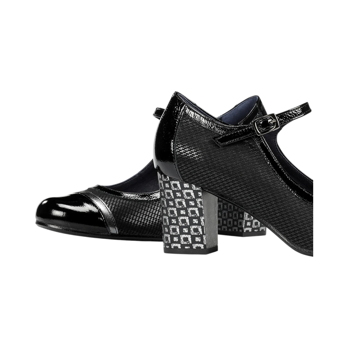 Zapatos de tacón SUNFLOWER de La Mariposa, color negro, con tira y hebilla, puntera brillante y tacón decorado. Vista posterior del par.