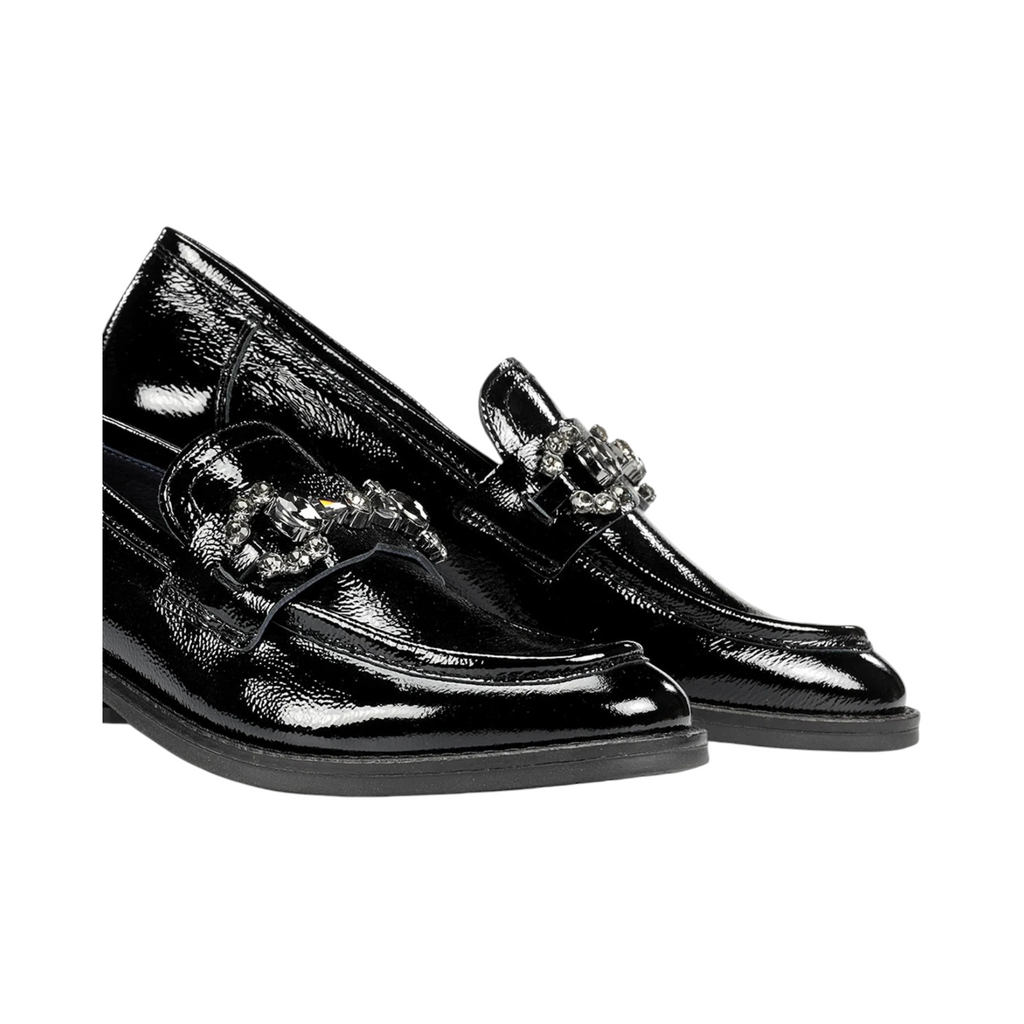 Mocasines TAGETES de La Mariposa, color negro, con adorno en la pala. Vista frontal del par.