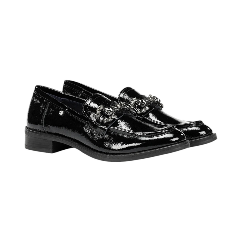 Mocasines TAGETES de La Mariposa, color negro, con adorno en la pala. Vista lateral del par.