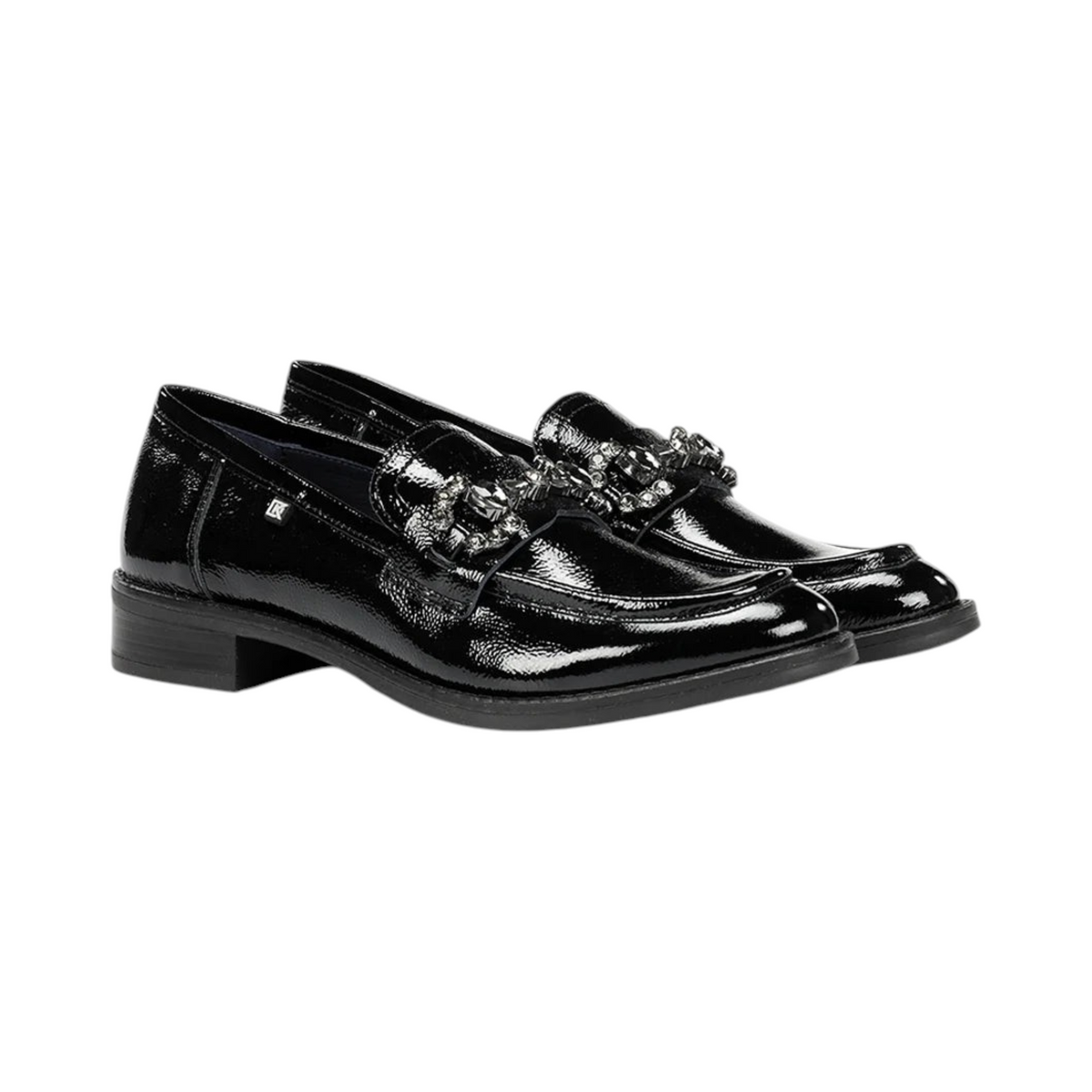Mocasines TAGETES de La Mariposa, color negro, con adorno en la pala. Vista lateral del par.