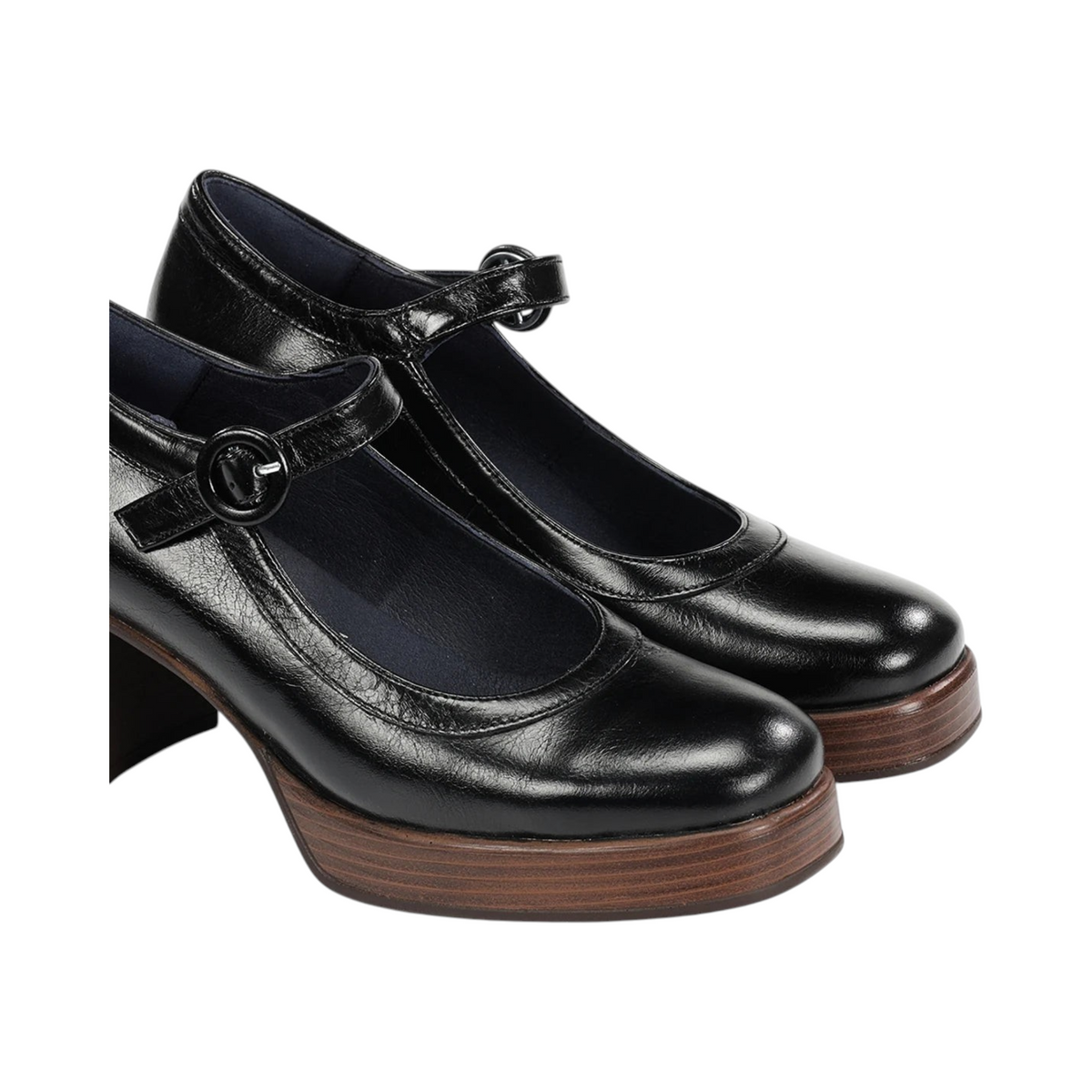 Zapatos de tacón TELOPEA de La Mariposa, color negro, con plataforma y tira con hebilla redonda. Vista frontal del par.