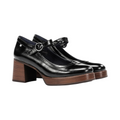 Zapatos de tacón TELOPEA de La Mariposa, color negro, con plataforma y tira con hebilla redonda. Vista lateral del par.